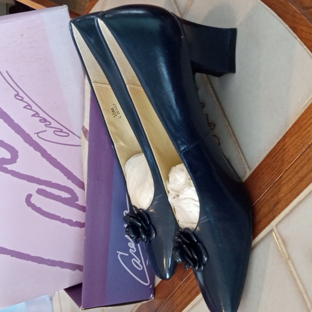 Caressa Women's Black Heels with rose size 10